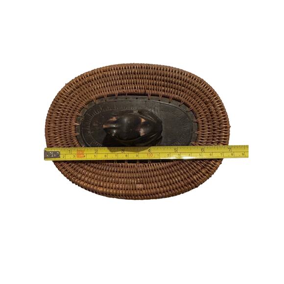 Indonesian Lombok woven reed grass basket trinket box with carved frog lid. - Picture 8 of 9